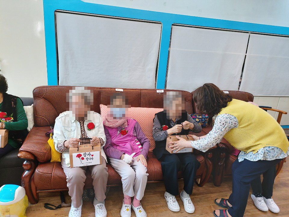 운교노인복지센터_20200507_어버이날 행사2.jpg