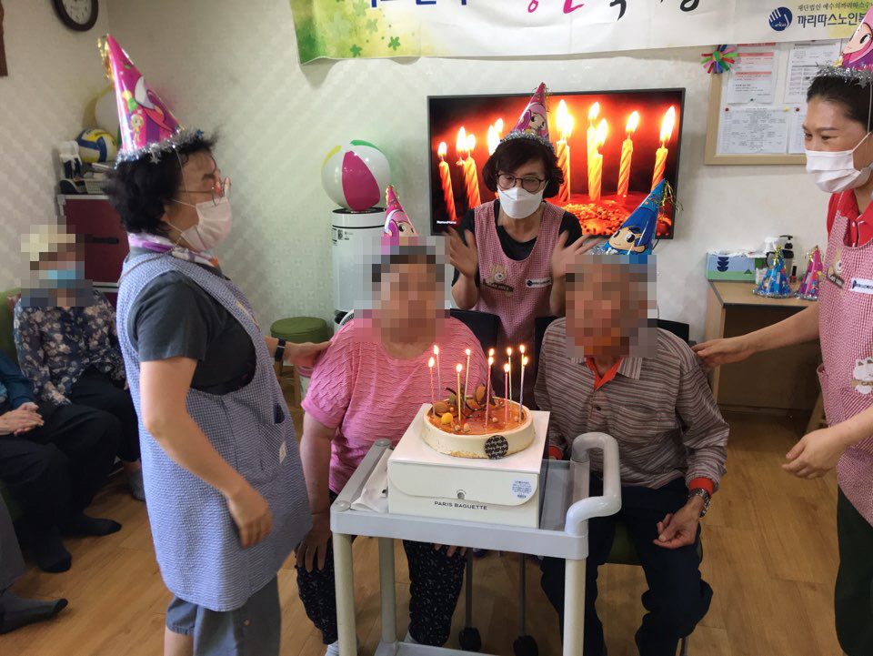 까리따스노인복지센터_주간보호 생신잔치2.jpg
