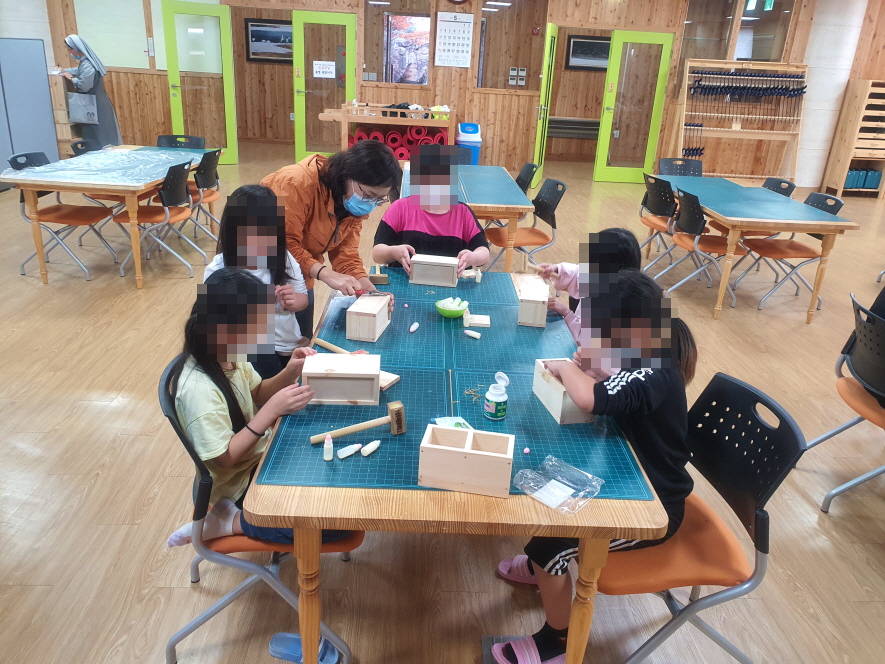 꽃다지지역아동센터_20200521_숲속두루웰 숲체험1.jpg