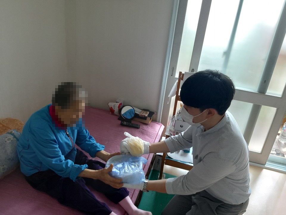 춘천종합사회복지관_특별식 전달.jpg